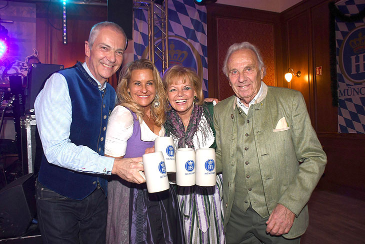 Hofbräu Direktor Dr.Michael Möller, Wirtin Silja Steinberg, Margot und Gunter Steinberg am 23.02.2024 im Hofbräukeller am Wiener Platz (©Foto: Ingrid Grossmann) 